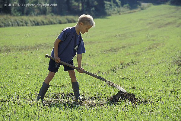 petit garon et sa bche - little boy and his spade